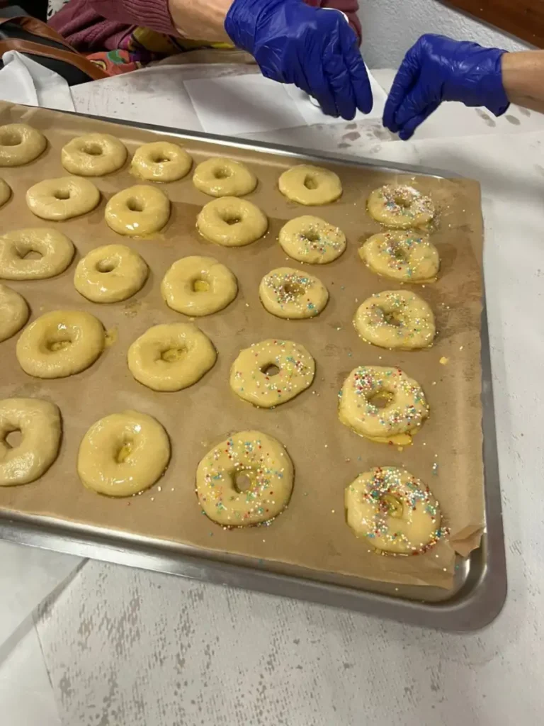 Bandeja de rollitos magdaleneros preparados en Residencial Castellón para las fiestas de la Magdalena