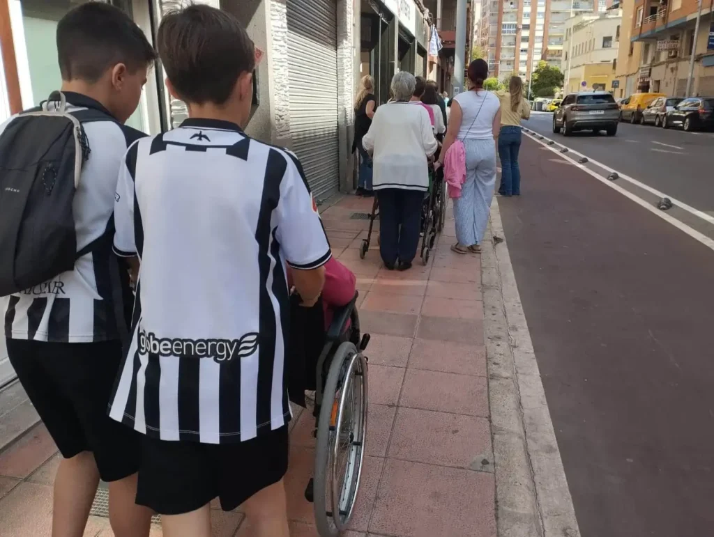 Alumnos de 6.º del Carles Salvador acompañan a residentes de Residencial Castellón de camino al Porcar para hacer un trencadís