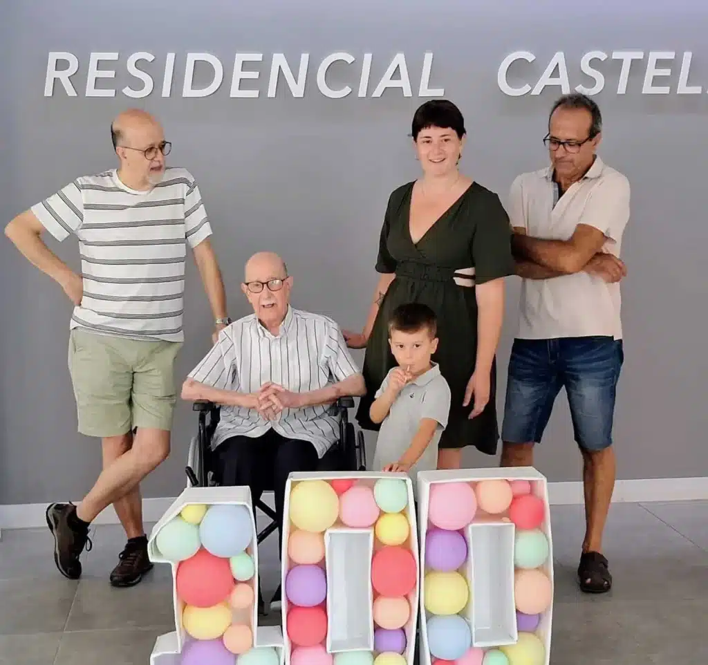 José E. celebra su 100 cumpleaños en Residencial Castellón junto a los globos con el número 100