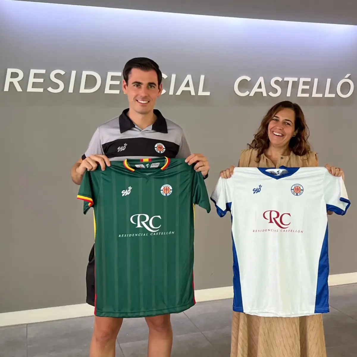 Presentación en Residencial Castellón de las camisetas del C.D. Moreres con el logo de la residencia